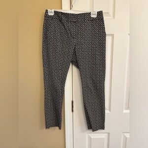 Loft 8 Petite Crop Pants. great condition. Comfortable & classy. black & white